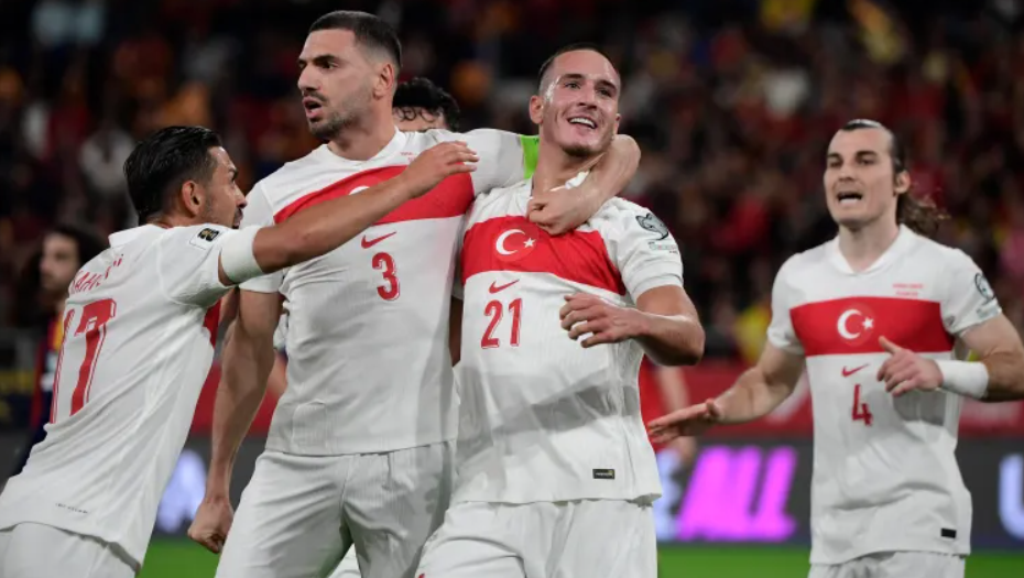 西班牙队保持不败,与土耳其队2-2战平,晋级2026年世界杯。