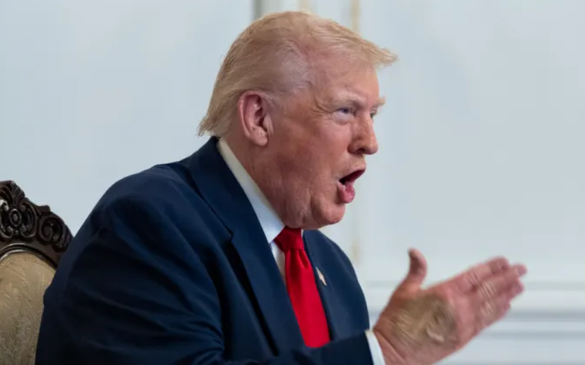 特朗普暂停来自“第三世界”国家的移民，并下令审查绿卡。