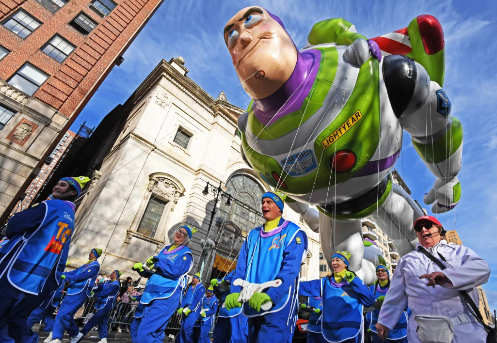 第99届梅西感恩节大游行拉开了纽约市假日季的序幕