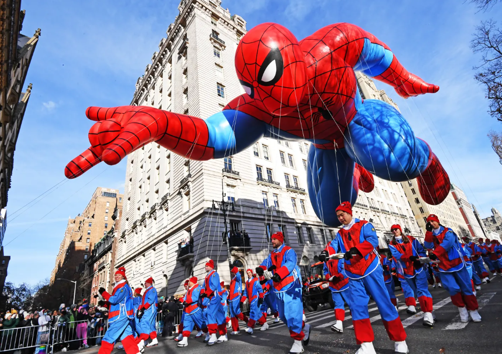 第99届梅西感恩节大游行拉开了纽约市假日季的序幕