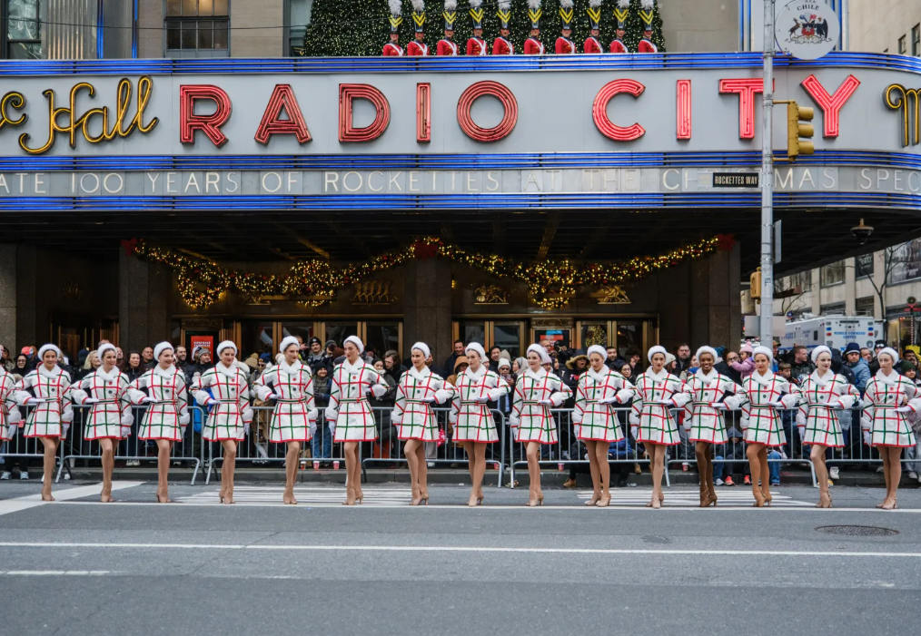 第99届梅西感恩节大游行拉开了纽约市假日季的序幕