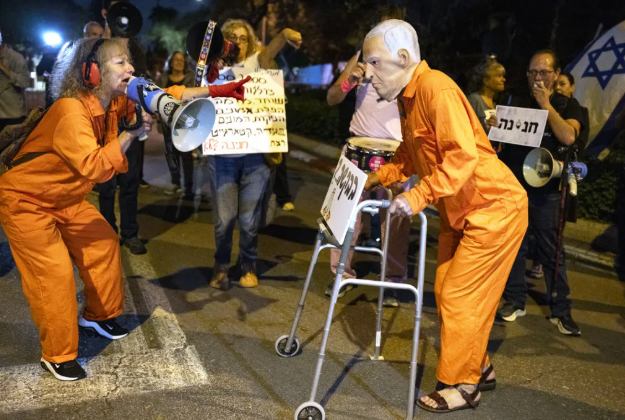 内塔尼亚胡寻求赦免其涉嫌欺诈案件后，以色列民众在特拉维夫举行抗议活动