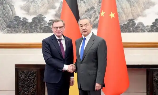 王毅：台湾地位已被“七重锁定”