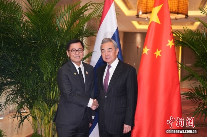 王毅分别会见柬埔寨和泰国外长