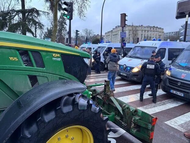 农民开着拖拉机，“占领”巴黎市中心？