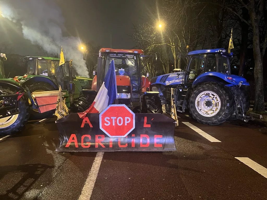 农民开着拖拉机，“占领”巴黎市中心？