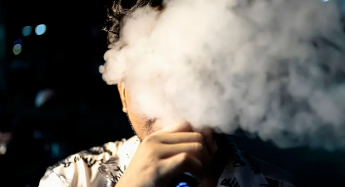 新加坡严厉打击电子烟：举报电子烟热线；被抓获将处以鞭刑