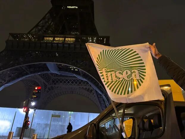 农民开着拖拉机，“占领”巴黎市中心？