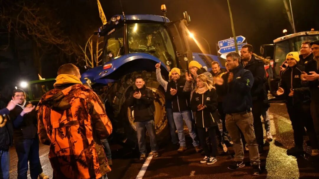 农民开着拖拉机，“占领”巴黎市中心？