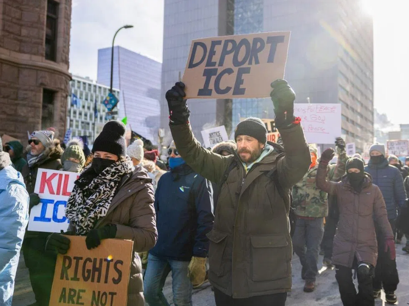 美国明尼苏达州明尼阿波利斯市举行示威游行反抗移民执法行动