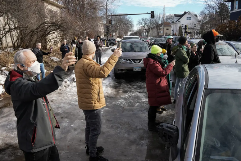 新泽西州州长米基·谢里尔将推出一个“门户网站”，供民众上传美国移民及海关执法局（ICE）的视频：“拿出你的手机！”